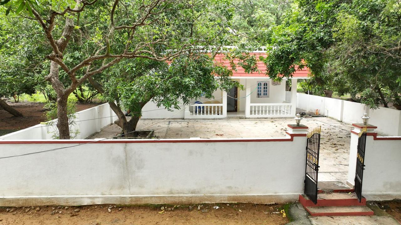 Gummidipondi 2.50 acres farm land for sale with 1000 sq.ft structure